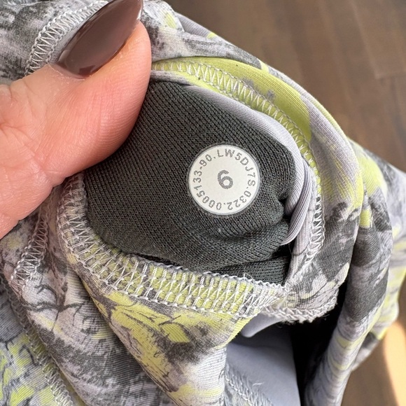 Lululemon size 6 Wunder Train high rise tights Everlux - Picture 10 of 10